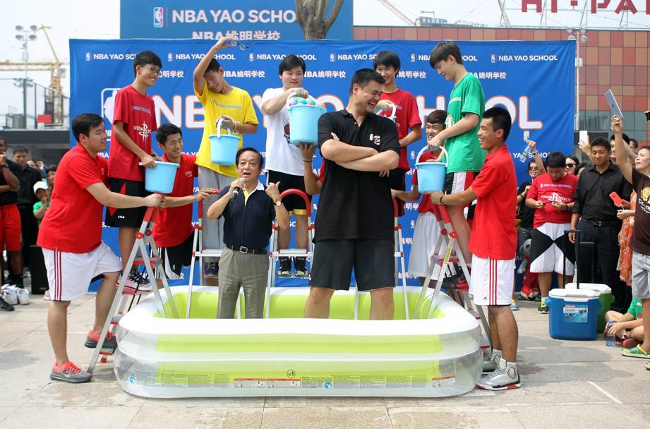L&#39;Ice Bucket Challenge sbarca anche in Cina, sui 228 centimetri di Yao Ming. La leggenda Nba, ex Houston Rockets, si  sottoposto alla doccia gelata che mira a raccogliere fondi per la lotta alla sla durante la cerimonia di diploma della sua scuola di basket. Sono serviti 4 allievi. Epa